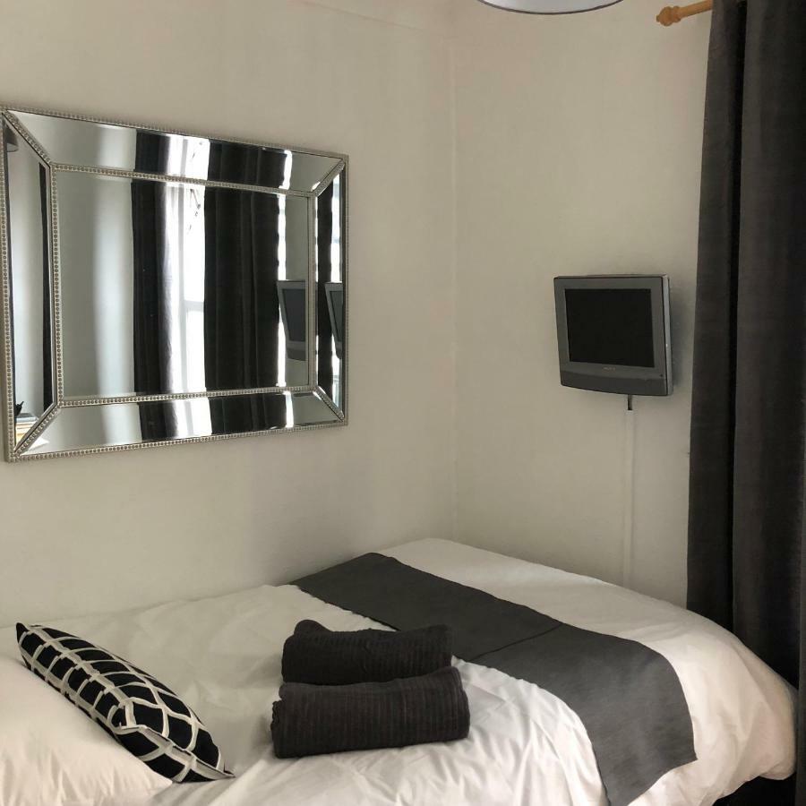Chambre Simple avec Toilettes et Douche Communes